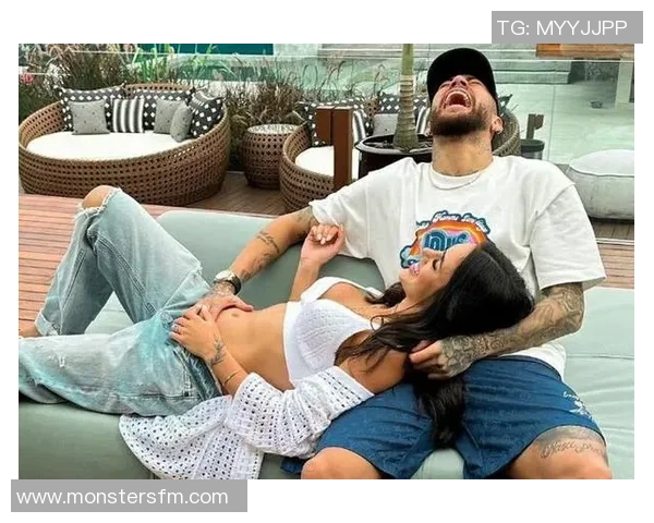 足球女友风采展现 球星伴侣们的甜蜜瞬间与生活照片