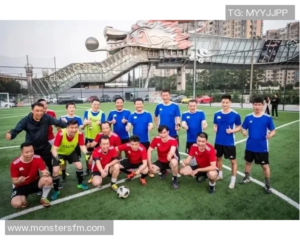 足球巨星动感卡通风格展现球场英姿与激情四射瞬间