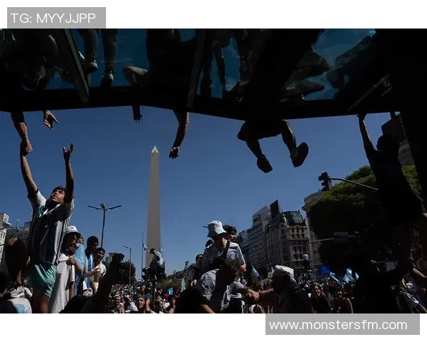 足球巨星汇聚绿茵场展现巅峰对决引爆全球球迷热情