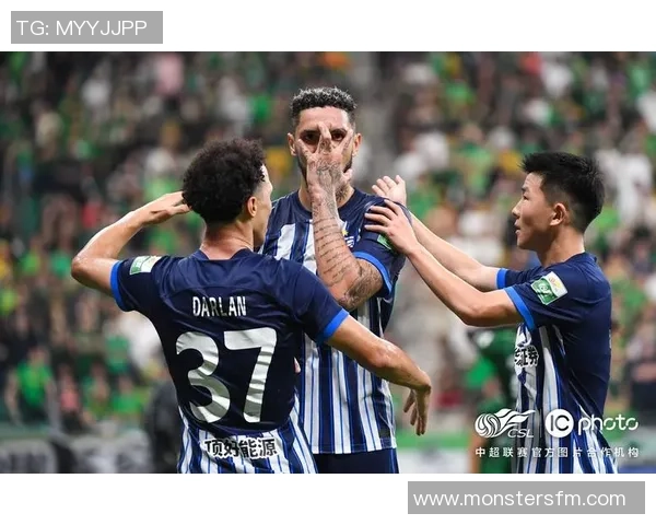 足球球星激烈对抗爆发冲突引发全场混乱球迷直呼过瘾